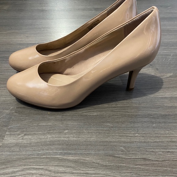 SIZE 8 HEELS! NUDE - Picture 4 of 4